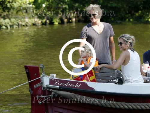 Vreeland 7 juli 2013
Wendy v Dijk en Erland Galjaard aan het varen op de vecht met hun dochter Lizzy Erland zijn dochter en vrienden.
Peter Smulders bv