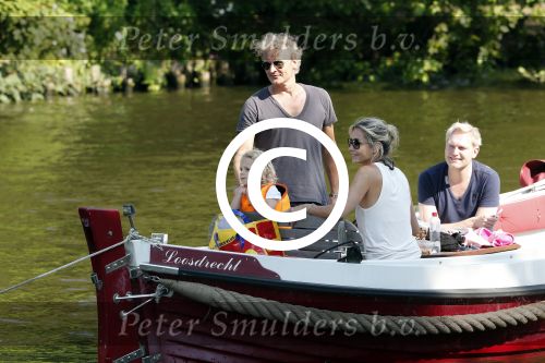 Vreeland 7 juli 2013
Wendy v Dijk en Erland Galjaard aan het varen op de vecht met hun dochter Lizzy Erland zijn dochter en vrienden.
Peter Smulders bv