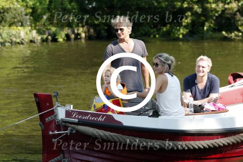 Vreeland 7 juli 2013
Wendy v Dijk en Erland Galjaard aan het varen op de vecht met hun dochter Lizzy Erland zijn dochter en vrienden.
Peter Smulders bv