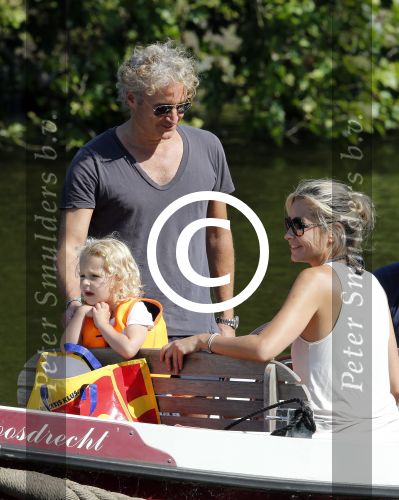 Vreeland 7 juli 2013
Wendy v Dijk en Erland Galjaard aan het varen op de vecht met hun dochter Lizzy Erland zijn dochter en vrienden.
Peter Smulders bv
