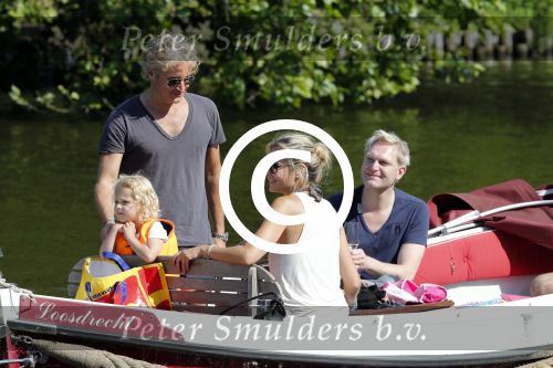 Vreeland 7 juli 2013
Wendy v Dijk en Erland Galjaard aan het varen op de vecht met hun dochter Lizzy Erland zijn dochter en vrienden.
Peter Smulders bv
