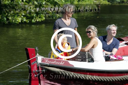 Vreeland 7 juli 2013
Wendy v Dijk en Erland Galjaard aan het varen op de vecht met hun dochter Lizzy Erland zijn dochter en vrienden.
Peter Smulders bv