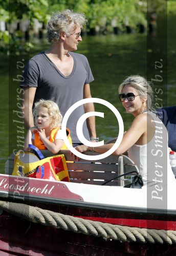Vreeland 7 juli 2013
Wendy v Dijk en Erland Galjaard aan het varen op de vecht met hun dochter Lizzy Erland zijn dochter en vrienden.
Peter Smulders bv