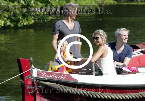 Vreeland 7 juli 2013
Wendy v Dijk en Erland Galjaard aan het varen op de vecht met hun dochter Lizzy Erland zijn dochter en vrienden.
Peter Smulders bv