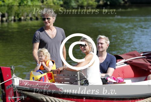 Vreeland 7 juli 2013
Wendy v Dijk en Erland Galjaard aan het varen op de vecht met hun dochter Lizzy Erland zijn dochter en vrienden.
Peter Smulders bv