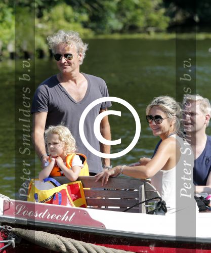 Vreeland 7 juli 2013
Wendy v Dijk en Erland Galjaard aan het varen op de vecht met hun dochter Lizzy Erland zijn dochter en vrienden.
Peter Smulders bv