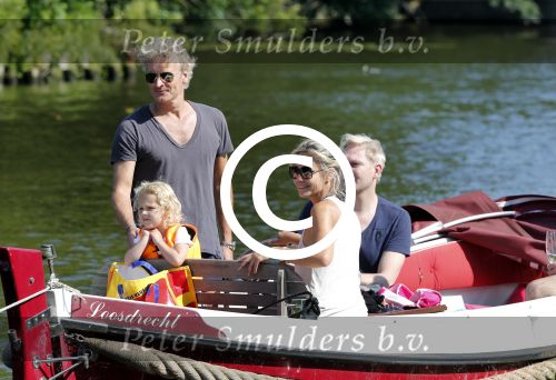 Vreeland 7 juli 2013
Wendy v Dijk en Erland Galjaard aan het varen op de vecht met hun dochter Lizzy Erland zijn dochter en vrienden.
Peter Smulders bv