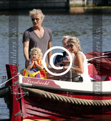Vreeland 7 juli 2013
Wendy v Dijk en Erland Galjaard aan het varen op de vecht met hun dochter Lizzy Erland zijn dochter en vrienden.
Peter Smulders bv