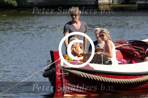 Vreeland 7 juli 2013
Wendy v Dijk en Erland Galjaard aan het varen op de vecht met hun dochter Lizzy Erland zijn dochter en vrienden.
Peter Smulders bv