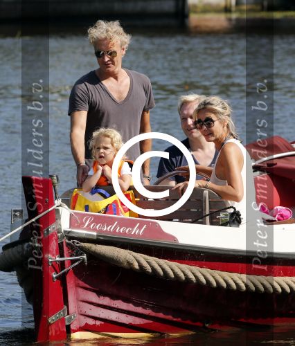 Vreeland 7 juli 2013
Wendy v Dijk en Erland Galjaard aan het varen op de vecht met hun dochter Lizzy Erland zijn dochter en vrienden.
Peter Smulders bv