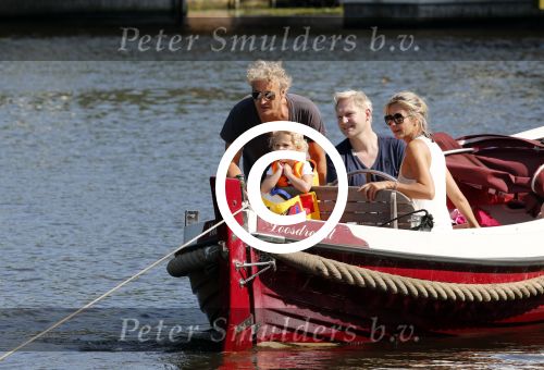 Vreeland 7 juli 2013
Wendy v Dijk en Erland Galjaard aan het varen op de vecht met hun dochter Lizzy Erland zijn dochter en vrienden.
Peter Smulders bv