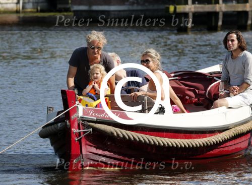 Vreeland 7 juli 2013
Wendy v Dijk en Erland Galjaard aan het varen op de vecht met hun dochter Lizzy Erland zijn dochter en vrienden.
Peter Smulders bv