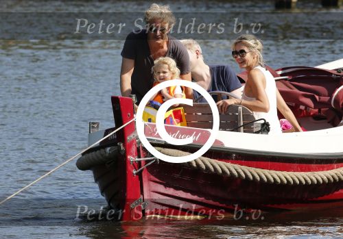 Vreeland 7 juli 2013
Wendy v Dijk en Erland Galjaard aan het varen op de vecht met hun dochter Lizzy Erland zijn dochter en vrienden.
Peter Smulders bv