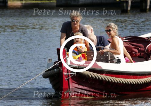 Vreeland 7 juli 2013
Wendy v Dijk en Erland Galjaard aan het varen op de vecht met hun dochter Lizzy Erland zijn dochter en vrienden.
Peter Smulders bv