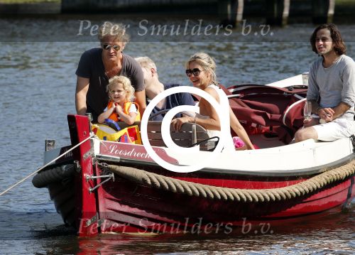 Vreeland 7 juli 2013
Wendy v Dijk en Erland Galjaard aan het varen op de vecht met hun dochter Lizzy Erland zijn dochter en vrienden.
Peter Smulders bv