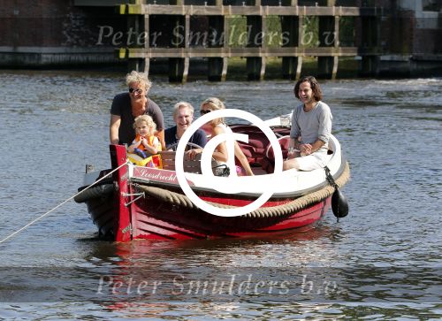 Vreeland 7 juli 2013
Wendy v Dijk en Erland Galjaard aan het varen op de vecht met hun dochter Lizzy Erland zijn dochter en vrienden.
Peter Smulders bv