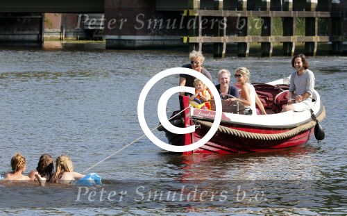 Vreeland 7 juli 2013
Wendy v Dijk en Erland Galjaard aan het varen op de vecht met hun dochter Lizzy Erland zijn dochter en vrienden.
Peter Smulders bv