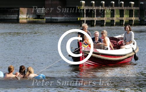 Vreeland 7 juli 2013
Wendy v Dijk en Erland Galjaard aan het varen op de vecht met hun dochter Lizzy Erland zijn dochter en vrienden.
Peter Smulders bv
