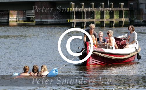 Vreeland 7 juli 2013
Wendy v Dijk en Erland Galjaard aan het varen op de vecht met hun dochter Lizzy Erland zijn dochter en vrienden.
Peter Smulders bv