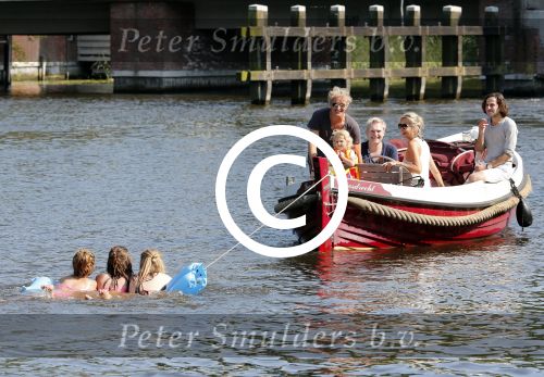 Vreeland 7 juli 2013
Wendy v Dijk en Erland Galjaard aan het varen op de vecht met hun dochter Lizzy Erland zijn dochter en vrienden.
Peter Smulders bv