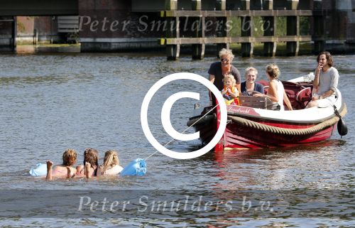 Vreeland 7 juli 2013
Wendy v Dijk en Erland Galjaard aan het varen op de vecht met hun dochter Lizzy Erland zijn dochter en vrienden.
Peter Smulders bv