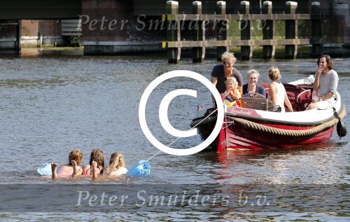 Vreeland 7 juli 2013
Wendy v Dijk en Erland Galjaard aan het varen op de vecht met hun dochter Lizzy Erland zijn dochter en vrienden.
Peter Smulders bv
