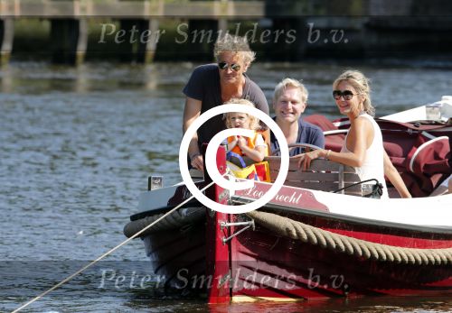 Vreeland 7 juli 2013
Wendy v Dijk en Erland Galjaard aan het varen op de vecht met hun dochter Lizzy Erland zijn dochter en vrienden.
Peter Smulders bv