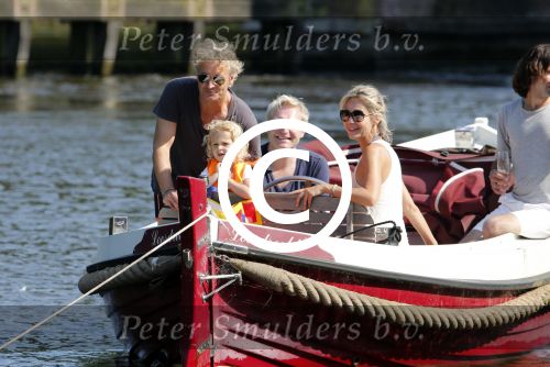 Vreeland 7 juli 2013
Wendy v Dijk en Erland Galjaard aan het varen op de vecht met hun dochter Lizzy Erland zijn dochter en vrienden.
Peter Smulders bv
