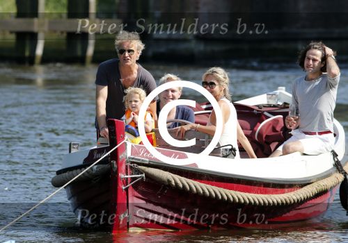 Vreeland 7 juli 2013
Wendy v Dijk en Erland Galjaard aan het varen op de vecht met hun dochter Lizzy Erland zijn dochter en vrienden.
Peter Smulders bv