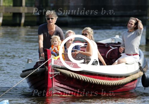 Vreeland 7 juli 2013
Wendy v Dijk en Erland Galjaard aan het varen op de vecht met hun dochter Lizzy Erland zijn dochter en vrienden.
Peter Smulders bv
