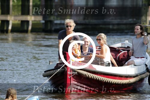 Vreeland 7 juli 2013
Wendy v Dijk en Erland Galjaard aan het varen op de vecht met hun dochter Lizzy Erland zijn dochter en vrienden.
Peter Smulders bv