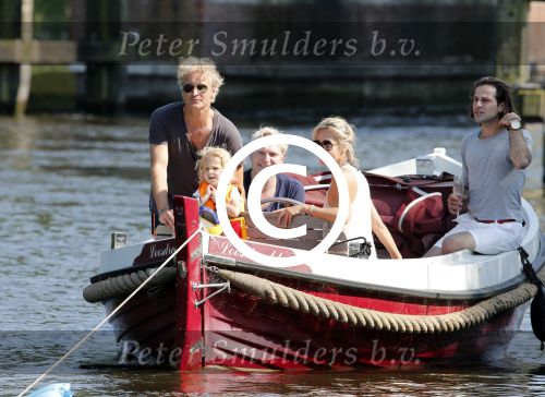 Vreeland 7 juli 2013
Wendy v Dijk en Erland Galjaard aan het varen op de vecht met hun dochter Lizzy Erland zijn dochter en vrienden.
Peter Smulders bv