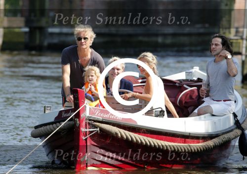 Vreeland 7 juli 2013
Wendy v Dijk en Erland Galjaard aan het varen op de vecht met hun dochter Lizzy Erland zijn dochter en vrienden.
Peter Smulders bv
