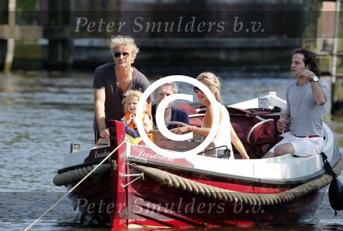 Vreeland 7 juli 2013
Wendy v Dijk en Erland Galjaard aan het varen op de vecht met hun dochter Lizzy Erland zijn dochter en vrienden.
Peter Smulders bv