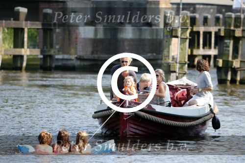 Vreeland 7 juli 2013
Wendy v Dijk en Erland Galjaard aan het varen op de vecht met hun dochter Lizzy Erland zijn dochter en vrienden.
Peter Smulders bv