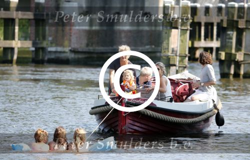 Vreeland 7 juli 2013
Wendy v Dijk en Erland Galjaard aan het varen op de vecht met hun dochter Lizzy Erland zijn dochter en vrienden.
Peter Smulders bv