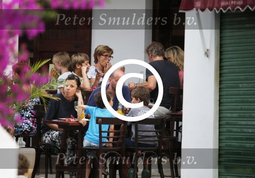ibiza 12 juli 2013
Wendy v Dijk haar moeder Sem en Lizzy en Erland Galjaard aan het eten bij de italiaan.
Peter Smulders bv