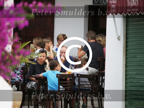 ibiza 12 juli 2013
Wendy v Dijk haar moeder Sem en Lizzy en Erland Galjaard aan het eten bij de italiaan.
Peter Smulders bv