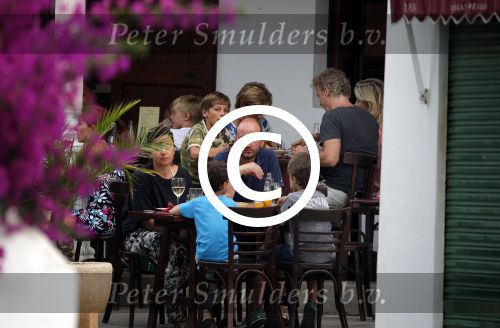 ibiza 12 juli 2013
Wendy v Dijk haar moeder Sem en Lizzy en Erland Galjaard aan het eten bij de italiaan.
Peter Smulders bv