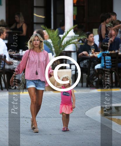 ibiza 12 juli 2013
Wendy v Dijk haar moeder Sem en Lizzy en Erland Galjaard aan het eten bij de italiaan.
Peter Smulders bv