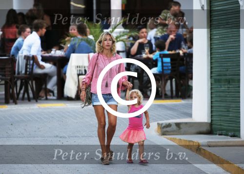 ibiza 12 juli 2013
Wendy v Dijk haar moeder Sem en Lizzy en Erland Galjaard aan het eten bij de italiaan.
Peter Smulders bv