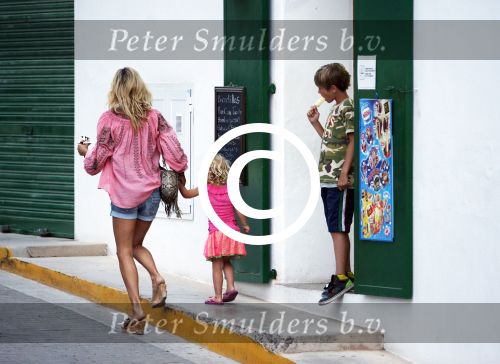 ibiza 12 juli 2013
Wendy v Dijk haar moeder Sem en Lizzy en Erland Galjaard aan het eten bij de italiaan.
Peter Smulders bv