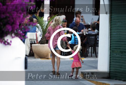 ibiza 12 juli 2013
Wendy v Dijk haar moeder Sem en Lizzy en Erland Galjaard aan het eten bij de italiaan.
Peter Smulders bv