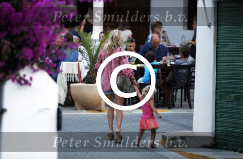 ibiza 12 juli 2013
Wendy v Dijk haar moeder Sem en Lizzy en Erland Galjaard aan het eten bij de italiaan.
Peter Smulders bv