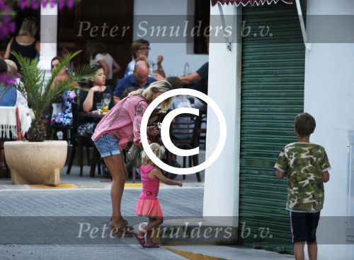 ibiza 12 juli 2013
Wendy v Dijk haar moeder Sem en Lizzy en Erland Galjaard aan het eten bij de italiaan.
Peter Smulders bv