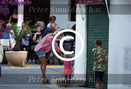 ibiza 12 juli 2013
Wendy v Dijk haar moeder Sem en Lizzy en Erland Galjaard aan het eten bij de italiaan.
Peter Smulders bv