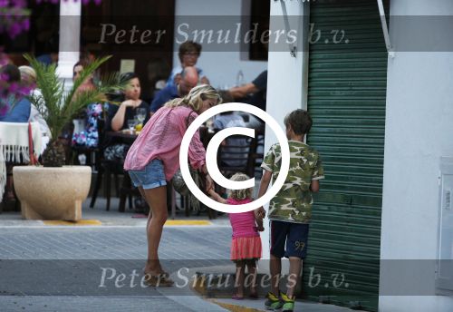 ibiza 12 juli 2013
Wendy v Dijk haar moeder Sem en Lizzy en Erland Galjaard aan het eten bij de italiaan.
Peter Smulders bv