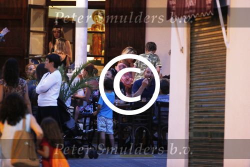 ibiza 12 juli 2013
Wendy v Dijk haar moeder Sem en Lizzy en Erland Galjaard aan het eten bij de italiaan.
Peter Smulders bv