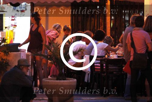 ibiza 12 juli 2013
Wendy v Dijk haar moeder Sem en Lizzy en Erland Galjaard aan het eten bij de italiaan.
Peter Smulders bv