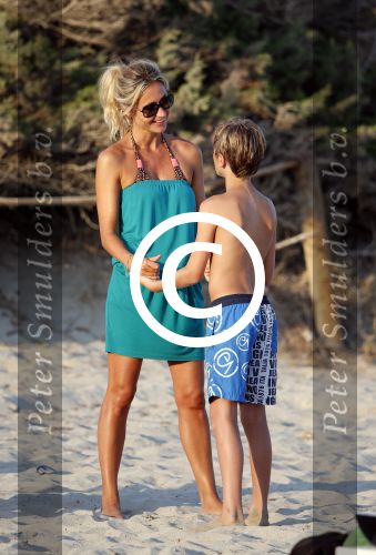 ibiza 17 juli 2013
Wendy Lizzy en Sem v Dijk en Erland Galjaard met zijn dochter Elena op het strand van Salinas. Ook de moeder van de Wendy was gezellig mee.
Peter Smulders bv
